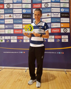 Telma Santos, con su trofeo como MVP del partido.