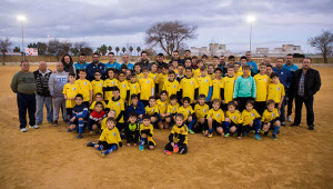 Componentes de la Escuela de Fútbol del Atletic Onubense de la barriada del Torrejón.