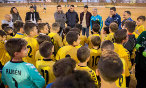 El alcalde de Huelva y componentes de la Asociación de Futbolistas Solidarios comparten unos instantes con los chicos de la Escuela de Fútbol del Atletic Onubense.