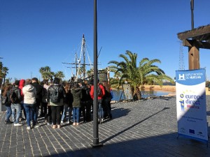 Universitarios y Erasmus en el muelle de las carabelas.