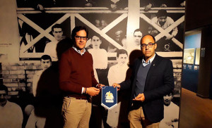 El Lybster FC, club escocés fundado en 1887, hizo entrega al Recre de un banderín. / Foto: @recreoficial.