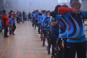 Imagen de los arqueros en la línea de tiro durante la prueba.