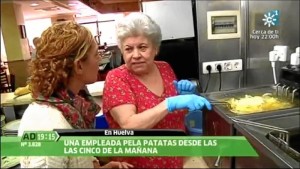 Una de las muchas apariciones del 'Juan José' en 'Andalucía Directo', donde podemos ver a María Corrales haciendo su famosa tortilla. / Foto: Canal Sur. 