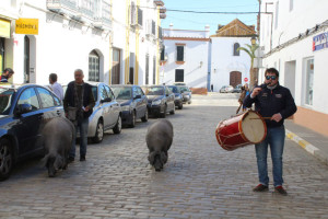 La figura del tamborilero y los operarios municipales es fundamental para el paseo de los cochinos por las calles del pueblo. 