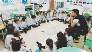 César, en una aula impartiendo clases.