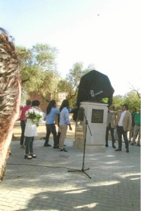 Antes de descorrer el velo del monumento.