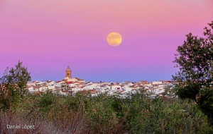 Superluna vista desde Paterna del Campo./ Fotografía de Daniel López.