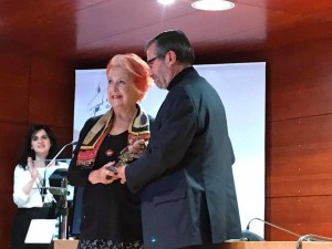 Rosa María Calaf recibe el premio de manos de Rafael J. Terán.