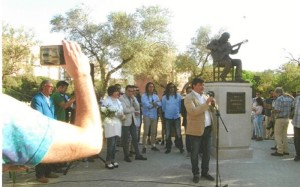 Gabriel Cruz, alcalde de Huelva, manifestando su admiración por el genial guitarrista.