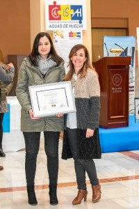 Elisa, con el premio, junto a su tutora Mª del Amor Jiménez.