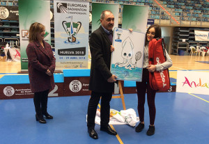 La joven onubense Amanecer García Concepción, autora del diseño de la mascota del próximo Campeonato de Europa de Bádminton. 