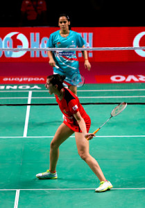 Carolina Marín derrotó claramente a Saina Nehwal en su partido de la Premier League de bádminton de la India. / Foto: @PBLIndiaLive.