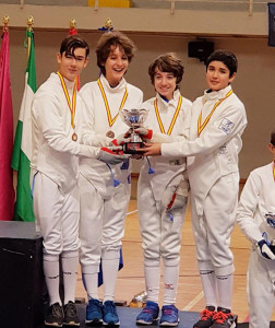 Representantes del Club Esgrima Huelva, con el trofeo logrado en Chiclana.