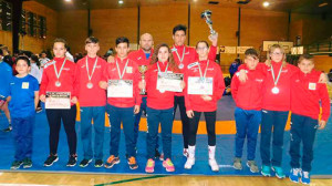 Deportistas de la Escuela de Lucha de Cartaya (Club El Campeón), que ha brillado en el Andaluz celebrado en Carmona.