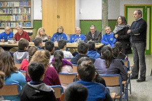 Escolares participan en la iniciativa ‘Conocer a tus mayores’.