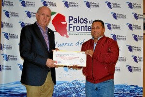 José Manuel Pérez, presidente de la hermandad, ha recibido la aportación de manos del presidente de la Comunidad de Regantes, José Antonio Garrido.