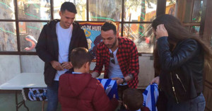 Rubén Gálvez y Ale Zambrano, durante la firma de autógrafos a los niños en el Parque de las Palomas. / Foto: www.recreativohuelva.com.