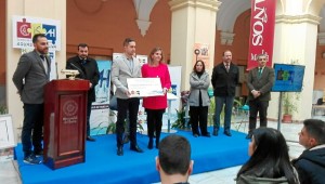 Recibiendo el primer Premio de los Trabajos de Fin de Máster de la 1ª Edición de la Cátedra de Innovación Social de Aguas de Huelva.