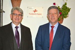 Jose Antonio Agüera, representante de la Fundación Cepsa en Huelva y Carmelo Romero, alcalde de Palos de la frontera