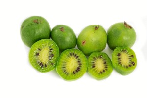 Imagen de la variedad de kiwiberry o kiwi baby. / Foto: Health Benefits Times.