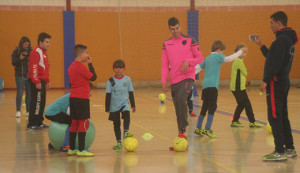 Los niños han podido disfrutar con las enseñanzas de los valores del fútbol sala. / Foto: @LaPalmaFS.