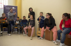 Los jóvenes participan en diferentes talleres musicales.