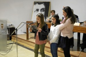 Lectura de alumnas del taller de teatro.