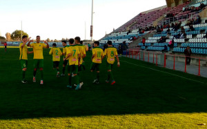 Los jugadores del Montilla celebran el gol de Luque, que les dio la victoria en Cartaya. / Foto: @MontillaCF.