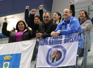 Parte de la afición onubense animando durante la competición.