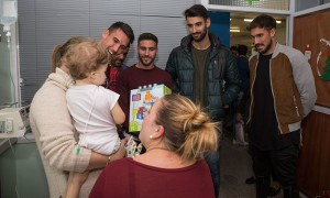 Los jugadores del Recre repartieron regalos y mucha ilusión a los niños hospitalizados.