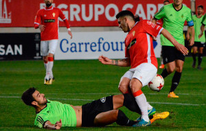 Imagen de la jugada en la que el Real Murcia reclamó penalti por un posible derribo de Julio Rodríguez sobre Elady. / Foto: @5Artemio.