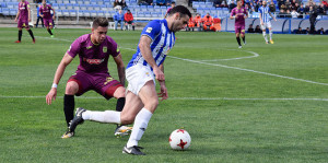 Antonio Núñez, expulsado por doble amarilla en el segundo periodo, en una acción de ataque. / Foto: Pablo Sayago.