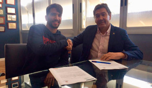 Víctor Barroso y el presidente del Recre, Manolo Zambrano, en el momento de la firma. / Foto: @recreoficial.