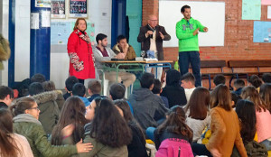 Los alumnos del IES Saltés de Punta Umbría conocieron las experiencias de Nacho Monsalve y Jonathan Vila. / Foto: www.recreativohuelva.com.