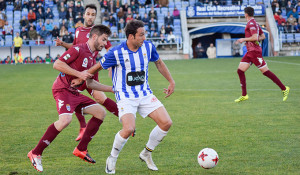 Boris, a la postre autor del segundo gol del Recre, protege la pelota ante un rival. / Foto: Pablo Sayago.