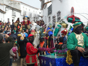 En Puerto Moral sus Majestades de Oriente van a caballo.