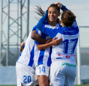 Las jugadoras del Sporting celebran el tanto que, a la postre, les dio la victoria. / Foto: www.lfp.es.