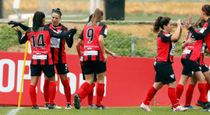 Las jugadoras del Sporting celebran uno de sus goles en Sevilla. / Foto: www.lfp.es.