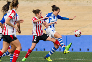 Castelló se anticipa a Nekane en un lance del choque de este domingo. / Foto: www.lfp.es.