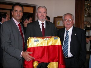 Lorente junto al doctor Carlos Álvarez y al profesor Enrique Villanueva. Cubierta con la bandera de España, la urna con los restos de Colón en la Universidad de Granada en junio de 2003.