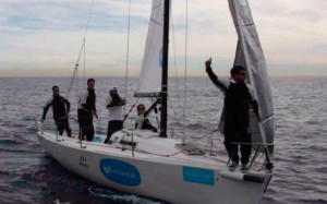 Ricardo Terrades en la proa del Bribón-Movistar, marcando la salida en los momentos previos a la primera regata del domingo. / Foto: María Yriarte.