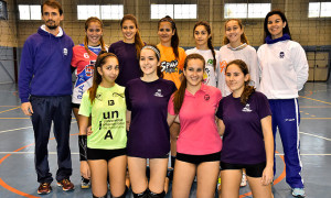 Selección onbense Cadete femenina de voleibol que prepara el Andaluz en Ayamonte. / Foto: J. L. Rúa.