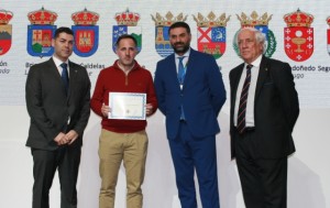 El alcalde de Almonaster la Real recibe el reconocimiento para su pueblo.