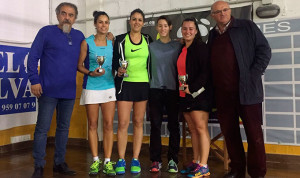 Finalistas del cuadro femenino del Campeonato Provincial Absoluto de Pádel.