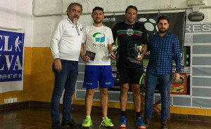 Los campeones provinciales de pádel, con sus trofeos.