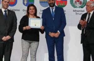 La alcaldesa de Segura de la Sierra muestra el diploma que acredita a su término como 'pueblo más bonito de España'.