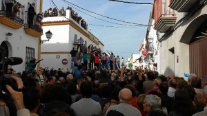 Miles de personas se acercan cada año a Trigueros para vivir las tiradas en primera persona. / Foto: Antonio Abad López.