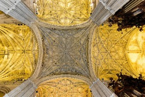 La Bóveda de la Catedral de Sevilla luce desde su restauración ladrillos realizados en Manzanilla.  / Foto: Wikimedia Commons. 