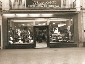 “Izquierdo Benito”, coronado por una peluquería no menos famosa, “Manolo”.