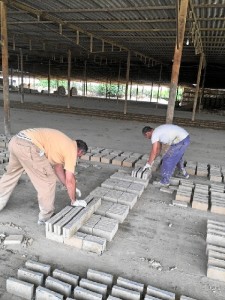 Acumulan una dialatada trayectoria en la fabricación de ladrillos artesanales. 